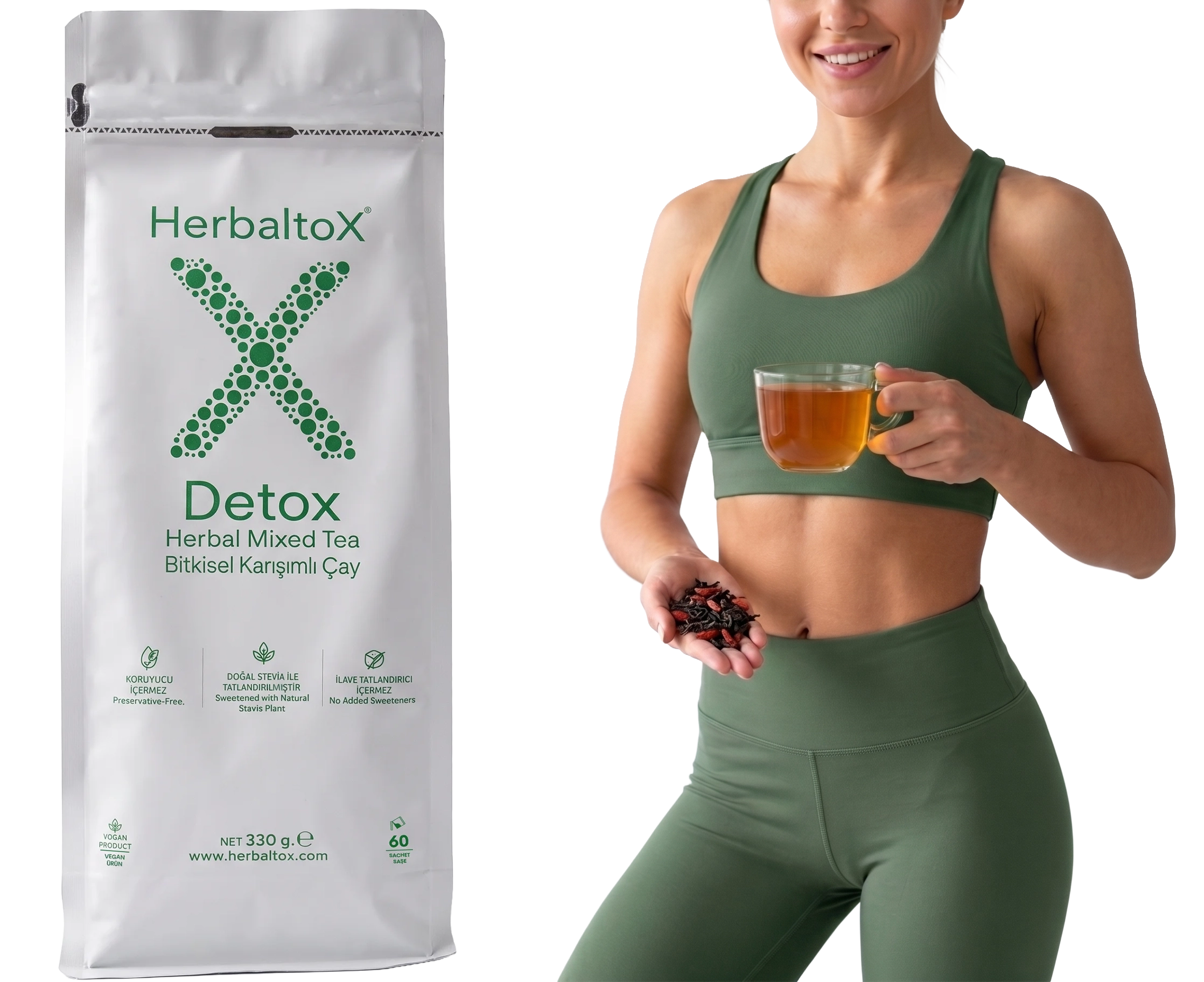 HerbaltoX paketi ve elinde bir fincan bitki çayı tutan kadın